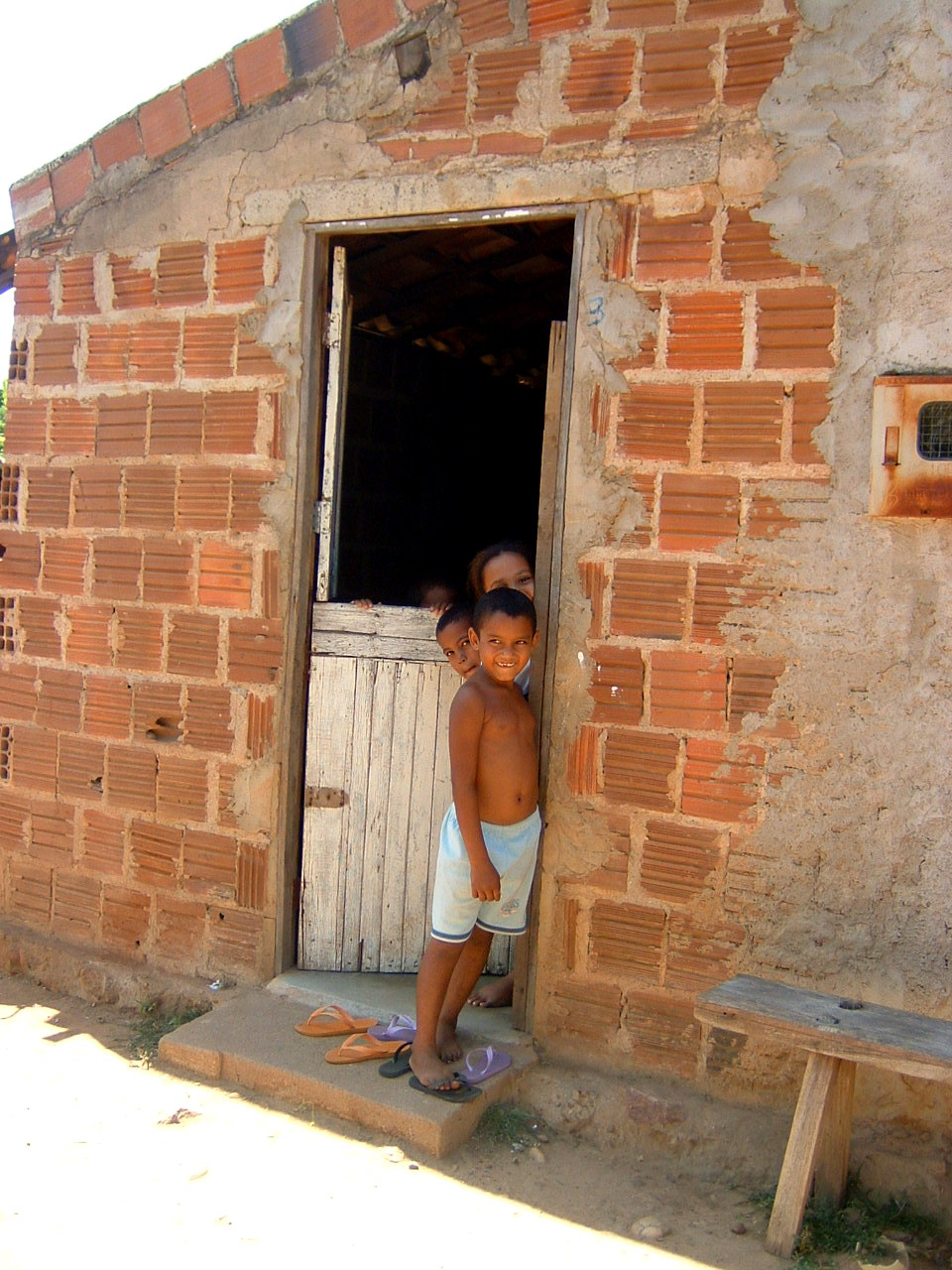 enfants devant une porte à Mandacaru Nordeste