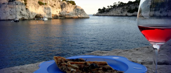 pissaladière et verre de rosé dans les calanques de Cassis