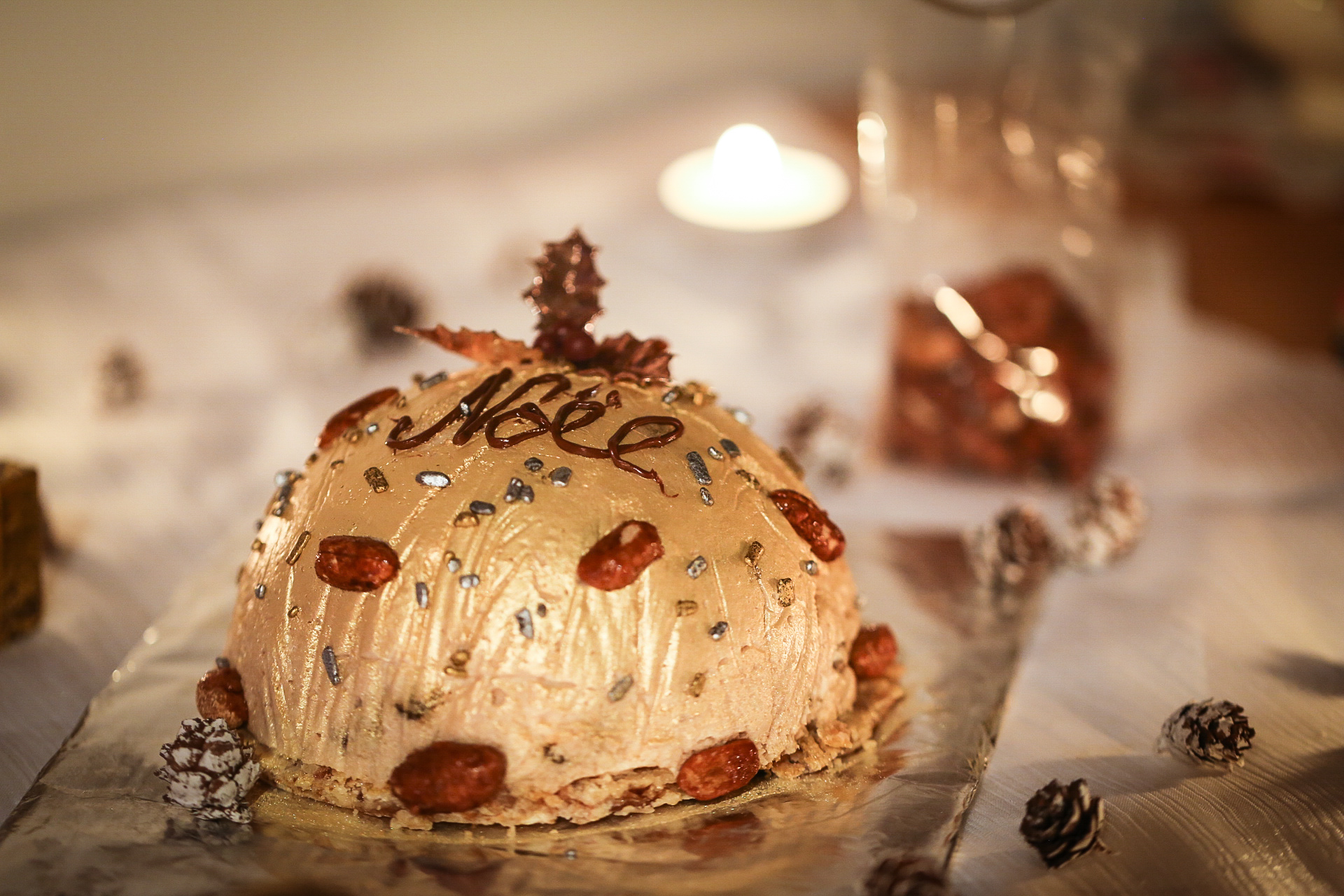 Dômes de noël rhum-raisin/marrons, cœur de coing Dômes de noël rhum-raisin/marrons, cœur de coing
