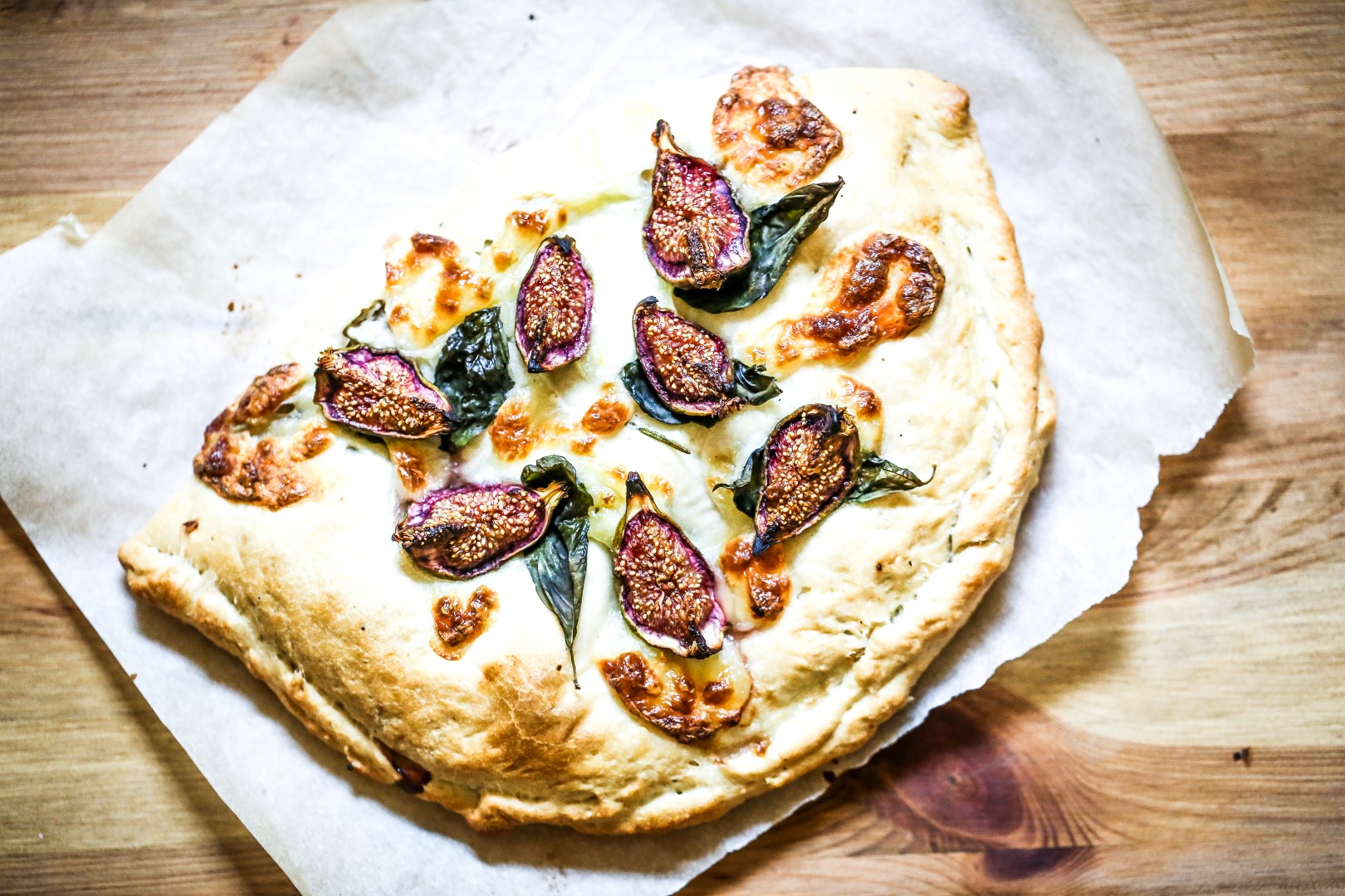 Focaccia garnie aux figues blanches, jambon cru et mozzarella Focaccia garnie aux figues blanches, jambon cru et mozzarella