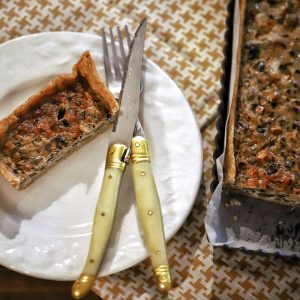 photo d'une assiette de tarte champignons, noisettes et roquefort