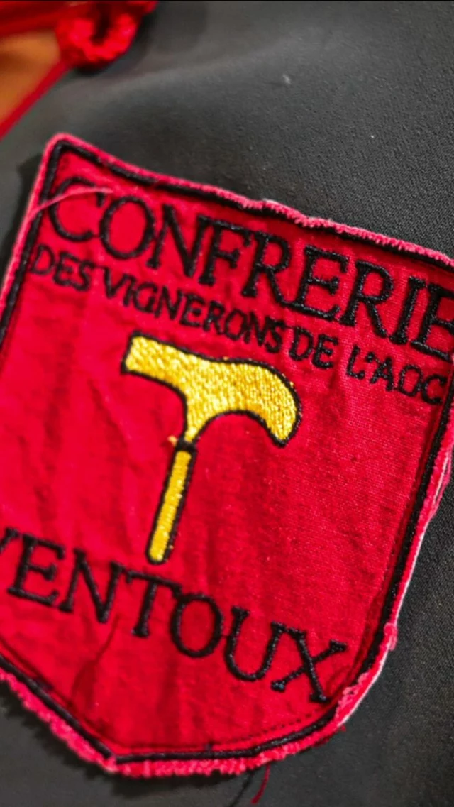 Le Ventoux en pleine ascension… et pas seulement à vélo ! 🚵‍♀️🍷

Hier, j’ai assisté à l’intronisation de nouveaux membres dans la Confrérie des Vignerons de l’AOC Ventoux, une tradition remise à l’honneur avec brio 💫

👉 Bravo aux vignerons d’avoir ravivé cet événement un peu en dormance, dans un bel élan collectif. Cette appellation que je suis de près depuis des années incarne selon moi l’une des plus belles dynamiques du Rhône Sud :
✔️ des vins de plus en plus qualitatifs,
✔️ une mosaïque de vignerons aux parcours inspirants, venus de France et d’ailleurs,
✔️ un terroir sculpté par le mythique Mont Ventoux, qui donne une identité forte et singulière aux cuvées 🍷

📍 Le cadre ? Le très créatif Château la Croix des Pins, que j’adore pour ses cuvées audacieuses – mention spéciale à “La tête à l’envers”, leur blanc de noirs OVNI que j’avais déjà partagé ici. Un vin qui ose, et qui réussit !

✨ Une cérémonie menée avec finesse, ponctuée de touches d’humour parfaitement dosées par Sarah, qui a su apporter du rythme, du sourire, et une touche de modernité à cette tradition vigneronne.

🥂 Et que dire du restaurant Areni, sur place : cuisine précise, ambiance conviviale, accords parfaits. Un sans-faute jusque dans l’assiette.

💛 Bref, beaucoup d’humain, de talent, et de passion dans cette journée. Le Ventoux n’est plus seulement une étape reine du Tour de France : il s’impose aussi comme une scène montante du vin. Et ça, c’est beau à voir 🍷🌄

#Ventoux #AOCVentoux #ConfrérieDuVin #VigneronsDuVentoux  #TerroirEnMouvement #Intronisation #VinsDuRhône #WineTradition 
@lacroixdespins 
@chenebleuwine 
@chateaupesquie 
@famille.petitjean 
@domaine_souleyrol 
@marlene_fandegrenache 
@lesvinsaocventoux 
@groupeicv