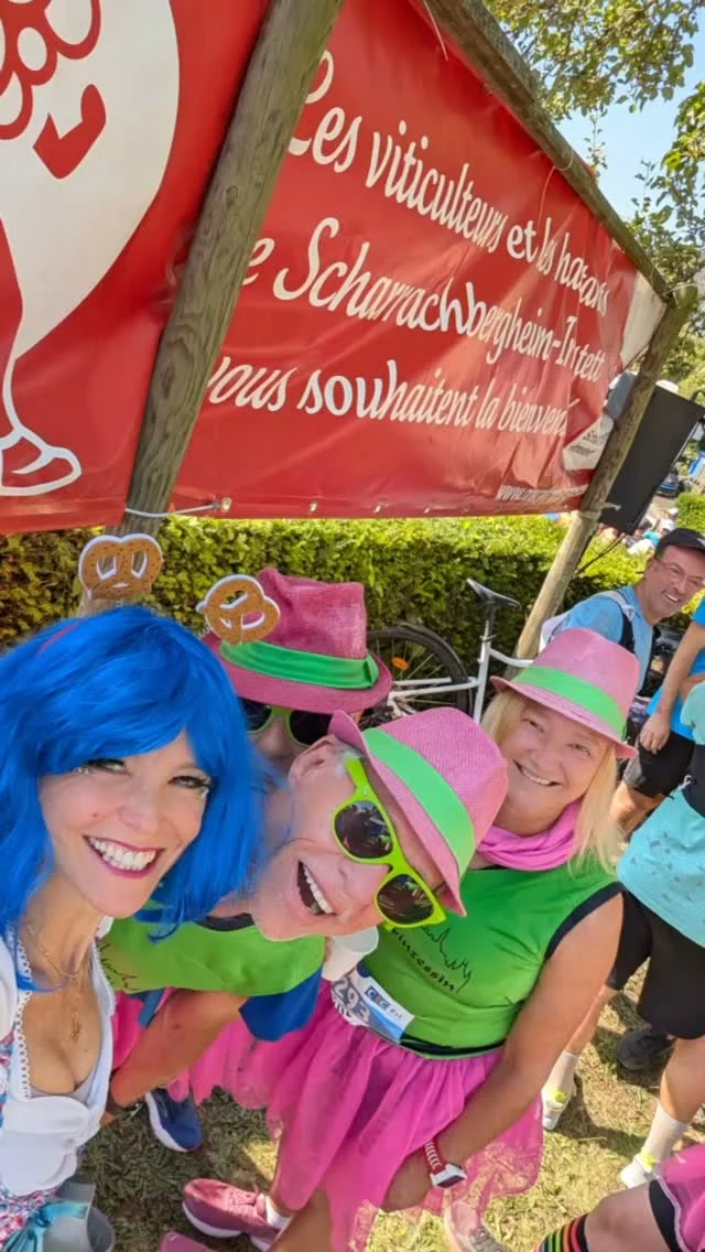 🍇🏃‍♀️🥨 Semi du Vignoble d’Alsace : version sauna 🍻🔥

Pour la deuxième année, j’ai remis ça sur les jolies routes alsaciennes, déguisée en Dirndl acheté à Munich en 2017, un serre-tête bretzel bien accroché sur ma perruque bleue 💙🥨 et surtout… mon plus grand sourire, même sous 30 degrés 🥵 !

Cette année, j’ai battu mon record… de douches aux ravitos 😅 !
🏃‍♀️ 21,56 km
⏱️ +20 min par rapport à 2024, mais qui compte ?
🥵 187 m de D+ sous un soleil de plomb… mais toujours avec le plein d’éclats de rire, de copains déguisés et de supporters déchaînés🍾✨

Un grand bravo à tous les fous furieux croisés en Astérix, Obélix, légionnaires et agents de la Picole Nationale (vous étiez parfaits !). Mais aussi à tous les bénévoles dévoués.

L’Alsace, ses villages, ses vignes, son vin, ses musiques traditionnelles : un combo qui me donne toujours envie de remettre un dossard 🎉

👉 Voici ma course en images, vue de l'intérieur, avec un verre de Gewurz au 17eme km qui m'a redonné des ailes.

Vivement 2026 !🍷💙

#SemiVignobleAlsace #RunningFun #MarathonFestif #DirndlRunner #VignesEtBretzels #Alsace #vinsdalsace

@marathon_alsace 
@vinsalsace 
@alsace