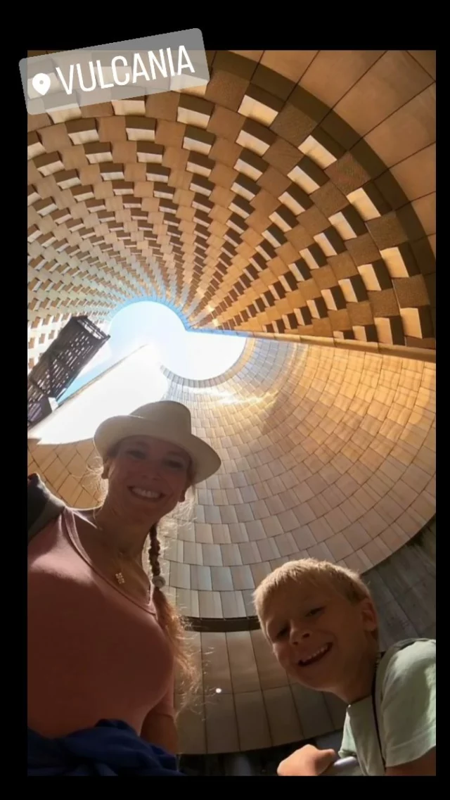 🔥 Vulcania, 20 ans après…
Fan assumée de parcs ludo-pédagogiques (oui, il n’y a pas d’âge… et il faut savoir garder ses yeux d’enfant 👀✨), je suis retournée à Vulcania, que j’avais déjà adoré la première fois.

Le parc a bien évolué : il s’est modernisé, a intégré les technologies d’aujourd’hui et s’est adapté aux enjeux environnementaux.
Sous un soleil de plomb (et pas de lave), on a enchaîné sensations fortes, découvertes scientifiques, escalades improbables et… bains de chaleur virtuelle.

📸 Caméra 360 en mode “rien ne nous échappe” : des cratères aux toiles d’araignée géantes (version aire de jeu), du grand écran dôme aux coulées de magma, tout y est passé.
Petit conseil : si vous avez le vertige, évitez de regarder en bas… sauf si c’est pour repérer la lave. 😉